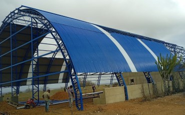 Telhado em arco com telha Galvalume (aluzinco) Termovale: a escolha inteligente para galpes, ginsios e fbricas