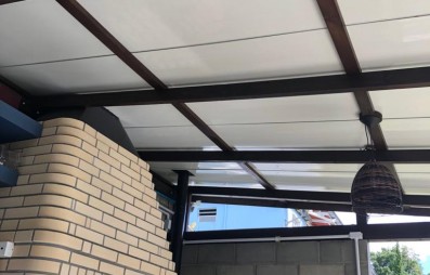 Mais que conforto: o papel do acabamento estético da telha termoacústica Termovale em áreas de lazer, gourmet e festas